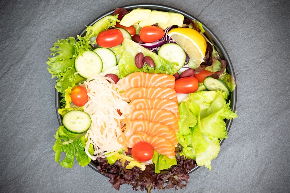 Deliciosa ensalada con salmón en el menú nutricional adecuado para adelgazar