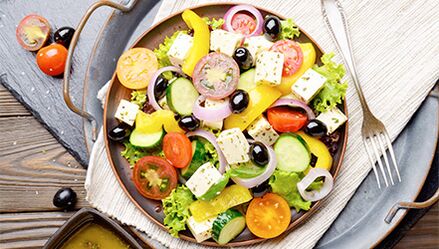 Ensalada de verduras en la dieta mediterránea para quienes quieren adelgazar