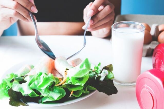 Ensaladas y un vaso de yogurt