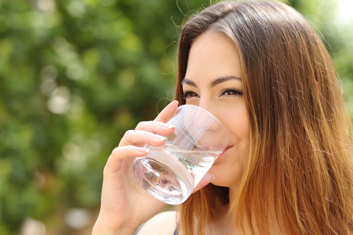 Lo que debes hacer con una dieta perezosa es beber suficientes líquidos.