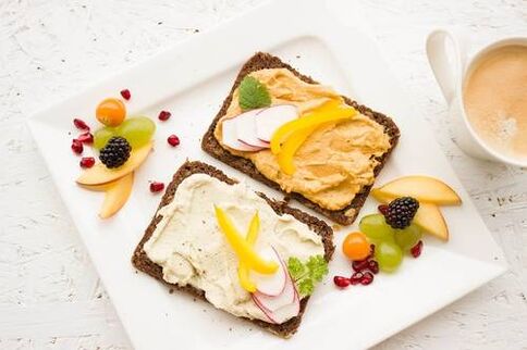 Sándwiches y fruta en la dieta ceto.